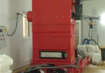 Double Screw Compactor Compacting EPS Fish Boxes en Salmon Processing Facility