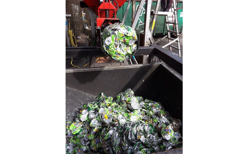 Carlsberg afvanding af alu dåser i sneglekomprimator 