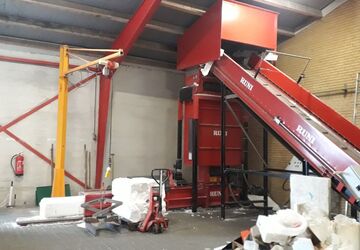 Automatic Solution for EPS with Screw Compactor, Conveyor Belt, and Crane for Block Handling