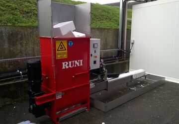 SK200 Screw Compactor for Compacting Used Fish Boxes in France