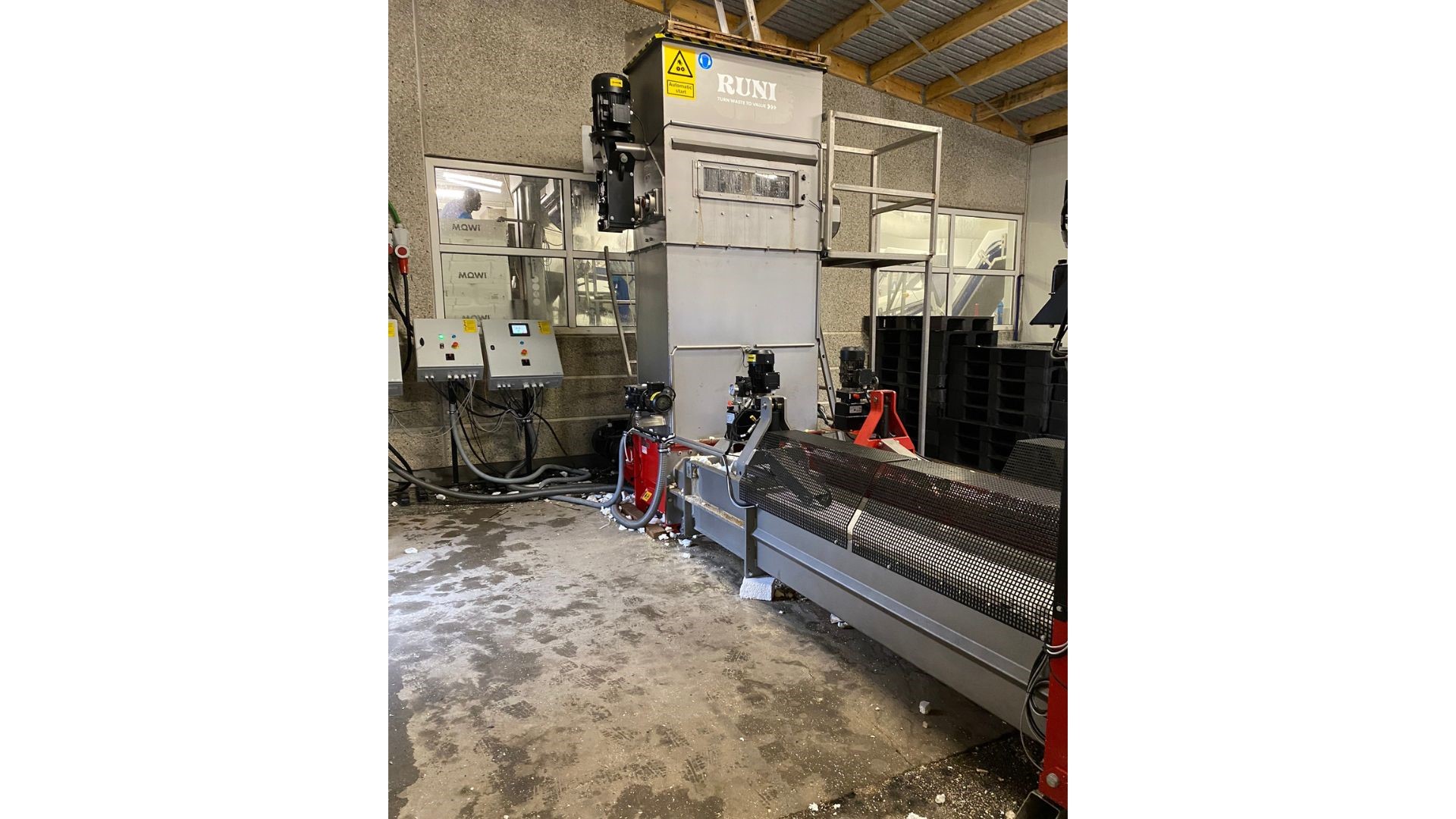 A SK370Twin for compacting fishboxes
