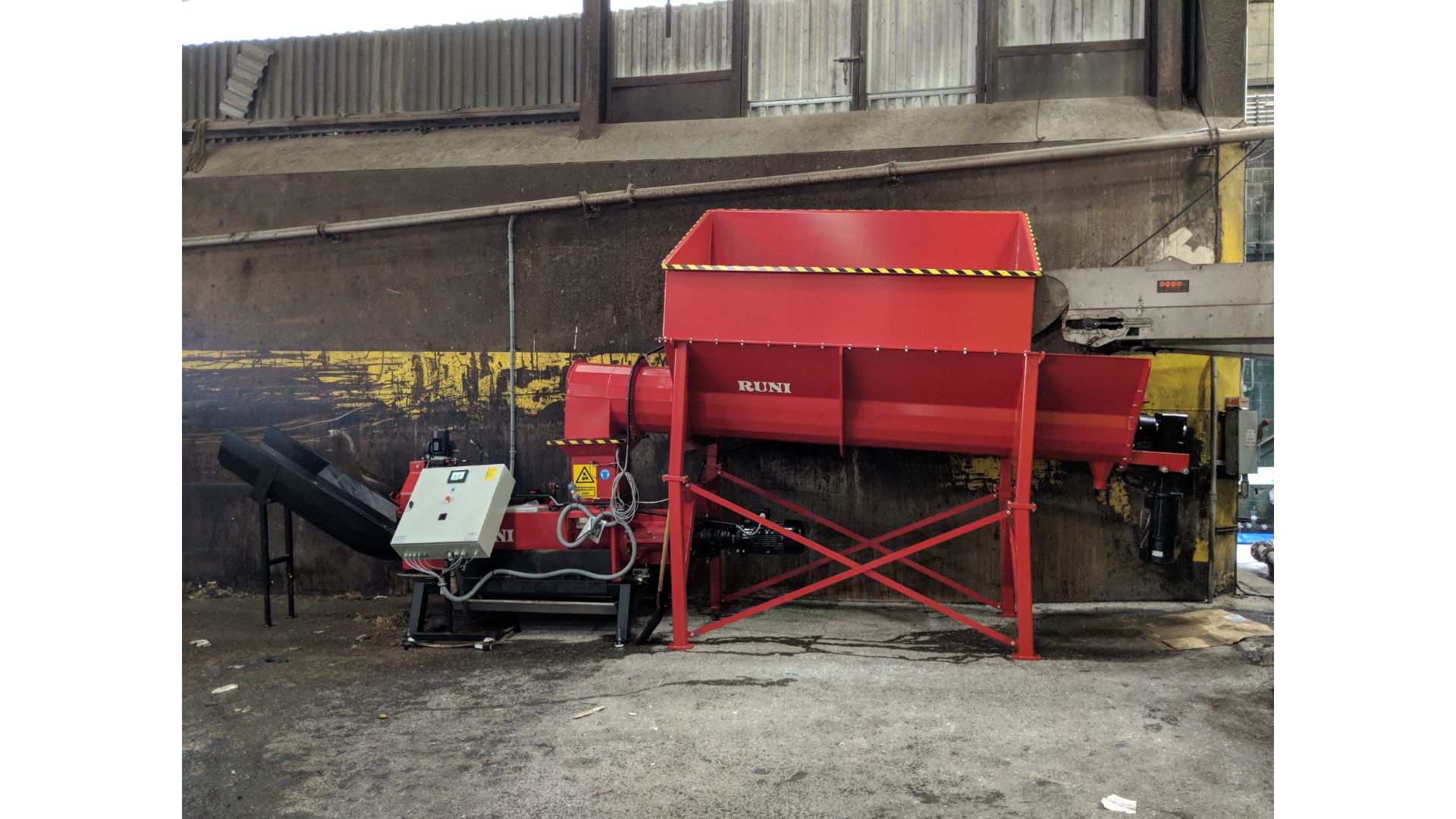 RUNI Screw Compactor for Dewatering RDF With Feeding Screw for Tip Container Loading